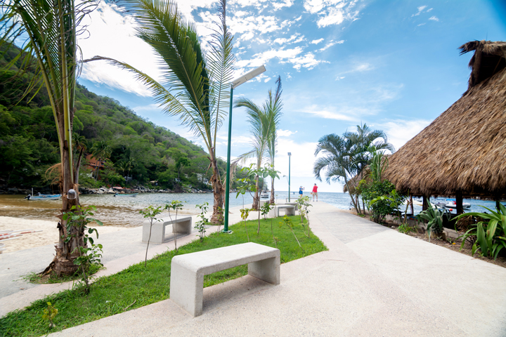 El recorrido comienza en Boca de Tomatlán a Playa Colomitos