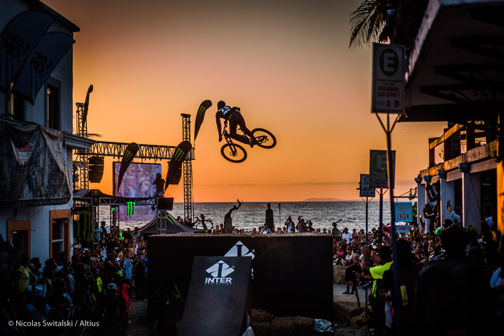 Un intenso atardecer en Puerto Vallarta durante Down Hill 2017