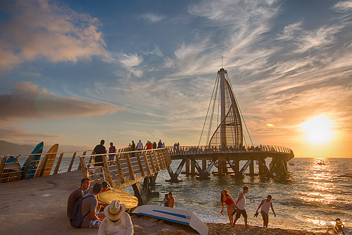 Olas Altas y Los Muertos son dos de las playas más tradicionales de Puerto Vallarta y se encuentran en la Zona Romántica