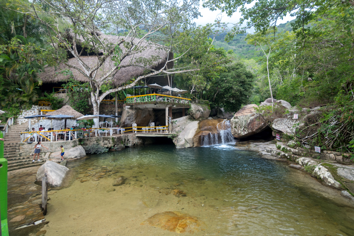 El Eden consta de 2 áreas la zona del Restaurante a la orilla del río y la zona de Canopy para deslizarte por tirolesas