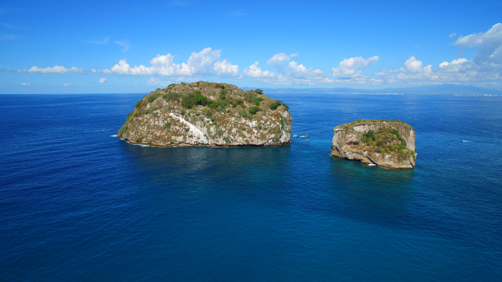 Recomendamos tomar un tour en barco o lancha que te lleve a los famosos Arcos de Mismaloya