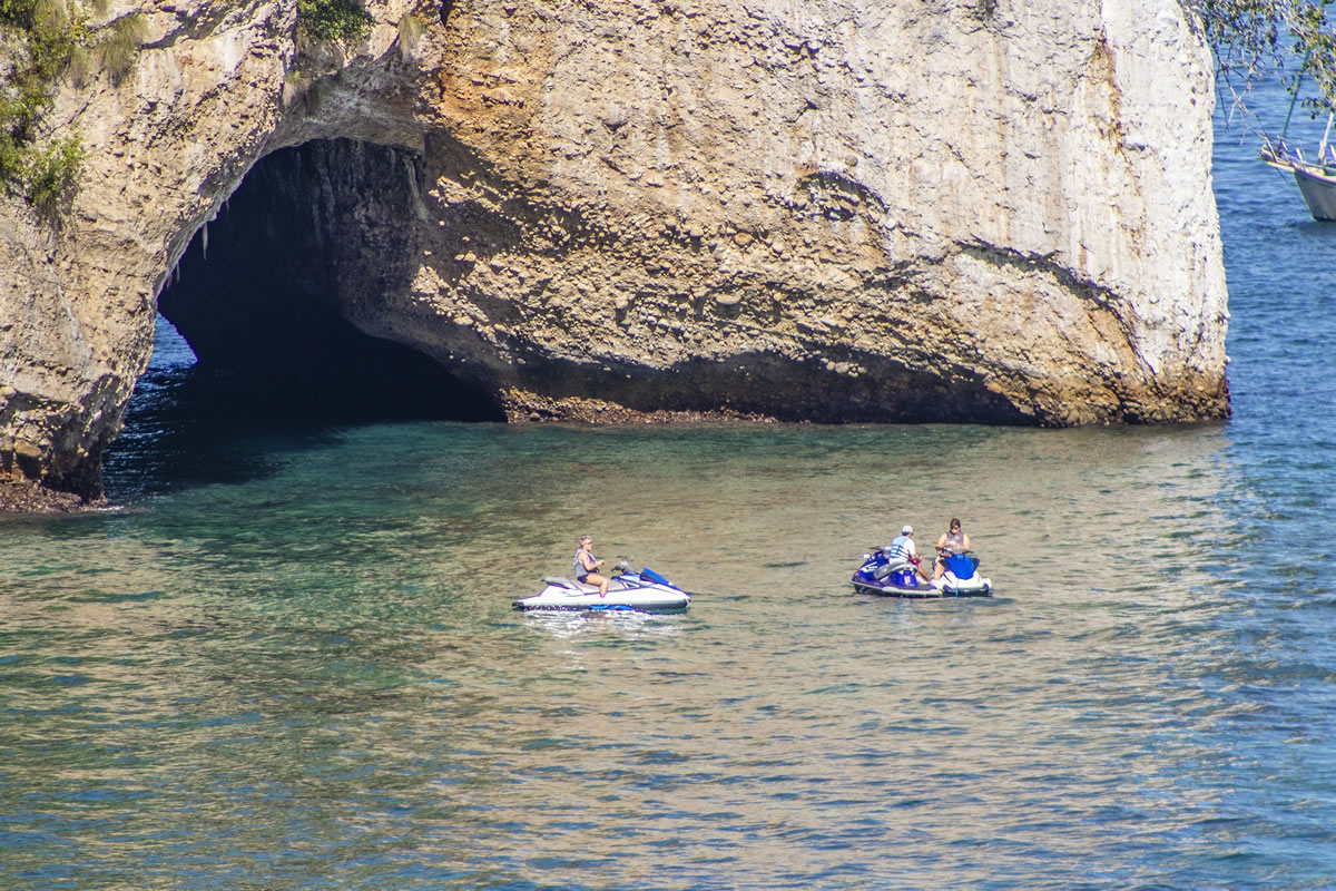 Visita el parque nacional marino Los Arcos