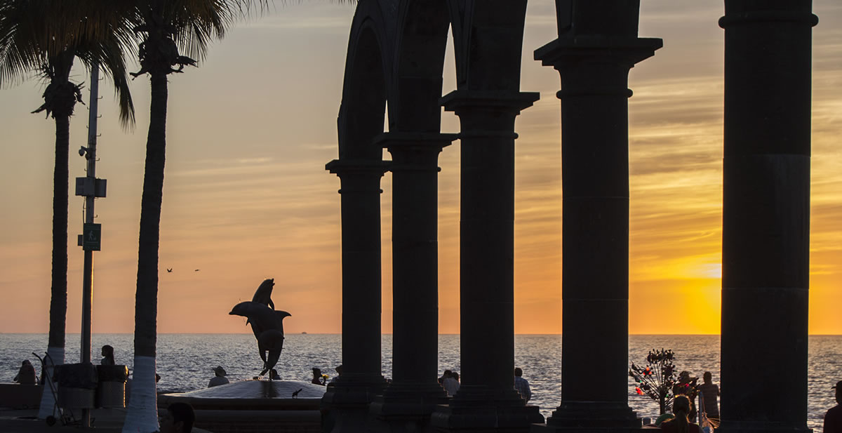 La Fuente de la amistad Obra del escultor James “Bud” Bottoms en Puerto Vallarta